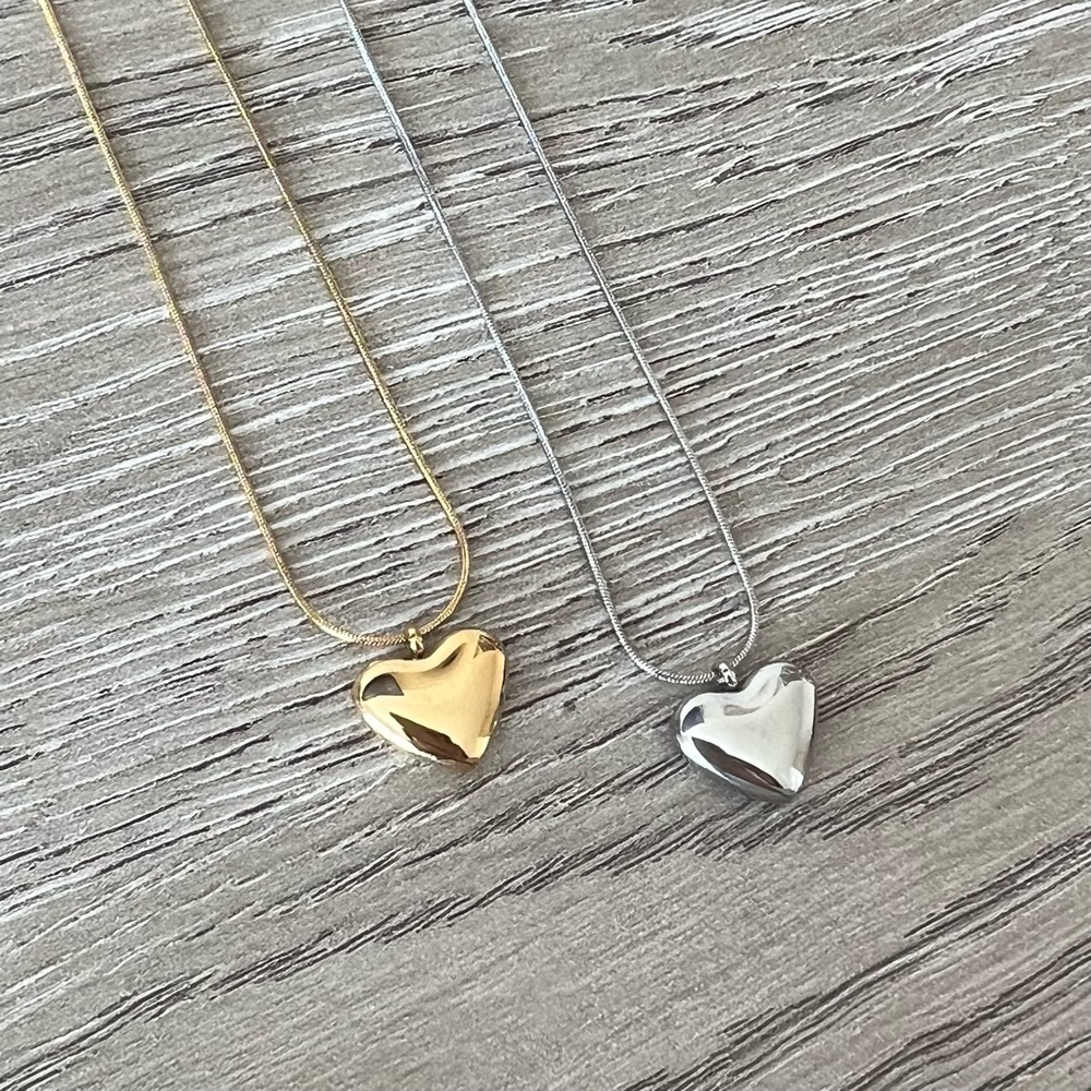 FINAL SALE | dainty necklace with heart pendant - Picture 2 of 6